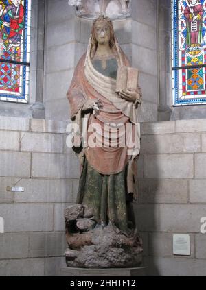 Santa Margherita di Antiochia sotto la tettoia 1330–40 catalano questa scultura di Santa Margherita, identificata dal drago ai suoi piedi, proveniva da una nicchia tettoia alta sopra l'ingresso della cappella della famiglia Montcada nella cattedrale di Lerida, ricostruita per ordine di OT de Montcada il anziano nel 1328. La provenienza della volta in pietra sopra la figura (47,101,13b) è sconosciuta. Santa Margherita di Antiochia sotto la tettoia. Catalano. 1330–40. Calcare e vernice. Prodotto a Lleida, oggi in Spagna. Scultura Foto Stock