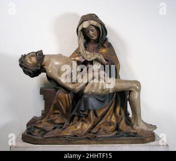 Pietà 1435–40 immagini devozionali tedesche che sottolineano le sofferenze fisiche di Cristo si svilupparono all'inizio del 14th secolo. Questo esempio, che deriva da un tipo boemo noto come vesperbild, o Vergine Addolorata, appartiene a questa tradizione. I primi esempi rappresentano la Vergine in uno stato di grande emozione, ma entro il 15th secolo il suo demeanor è più calmo e contemplativo. Il naturalismo lirico della figura preannuncia l'inizio dello stile tardogotico tedesco. Pietà. Tedesco. 1435–40. Legno, vernice e dorato. Prodotto in Swabia, regione di Jagst-Neckar, Germania. Scultura-legno Foto Stock