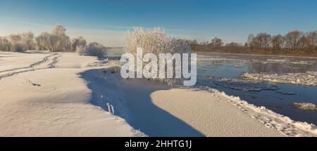 Una bella foto di un paesaggio completamente coperto di neve. Foto Stock