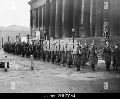 Il contingente Merseyside della Guardia domestica che rappresenterà Liverpool a Londra. Visto qui parata sul St Georges Hall Plateau. 5th dicembre 1941 Foto Stock