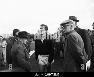 Roger Banister, British Athlete corre il primo miglio sub 4 minuti, alla pista di Iffley Road a Oxford, Giovedi 6th Maggio 1954. L'ora esatta è stata di 3 minuti e 59,4 secondi. La nostra foto mostra Roger Banister, in attesa di conferma dell'orario. Foto Stock
