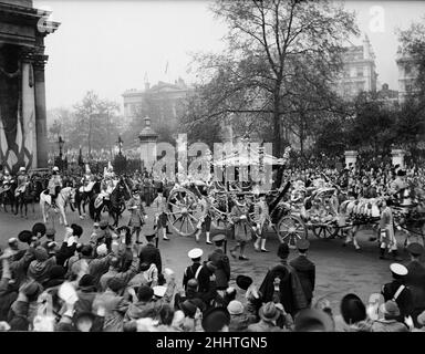 Incoronazione di re Giorgio VI L'autobus di stato dorato che contiene il re Giorgio VI passa attraverso Marble Arch durante il suo viaggio di ritorno a Buckingham Palace mentre migliaia di persone si acclamano dal lato della strada. 12th maggio 1937. Foto Stock