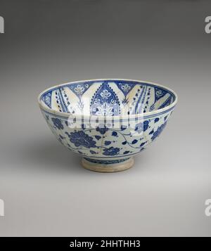 Ciotola con variante 'Baba Nakkas' Design ca. 1500–1525 alcune delle più antiche ceramiche di stonepaste Iznik si distinguono per delicate decorazioni blu dipinte con smalto su un terreno bianco. Il vitigno di due fiori dai toni e la decorazione bianca su blu di questa piccola ciotola lo collegano ad un primo gruppo di ceramiche chiamato Baba Nakkas (letteralmente, 'designer Papa'), chiamato per un artista impiegato dal sultano Ottomano Mehmed II (r. 1444–46, 1451–81). Ciotola con variante 'Baba Nakkas' Design. CA. 1500–1525. Stonepaste; dipinta in azzurro chiaro e scuro con smalto trasparente. Attrib Foto Stock