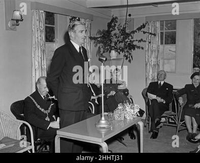 Il Segretario degli Esteri Anthony Eden ha aperto il Club dei servizi anglo-americani e alleati a Castle Hill, Cambridge. Nel 1951 il consiglio comunale è stato avvicinato dal servizio volontario femminile con l'obiettivo di fornire il sito per il club. Nell'anno passato molto lavoro era stato fatto dal W.V.S. insieme con l'assistenza preziosa dell'aeronautica degli Stati Uniti e del Ministero dell'aria. Il club sarà aperto ogni sera durante la settimana e, ha detto Eden, attirerà gli uomini del servizio americano dalle attrazioni dei loro campi in modo da poter imparare quali straordinari animali sono gli inglesi il 1st maggio 1952 Foto Stock