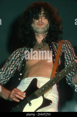 LED ZEPPELIN (Jimmy Page)- si esibisce in California nel marzo del 1975 credito: Jeffrey Mayer / Rock negatives / MediaPunch Foto Stock