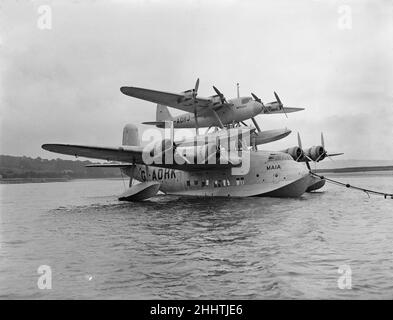 Il composito Short-Mayo aereo compreso il corto S.21 Maia, (G-ADHK) che era una variante della breve "C-Class' Empire flying boat dotato di un traliccio o pilone sulla parte superiore della fusoliera per supportare il corto S.20 Mercurio(G-ADHJ) visto qui a Medway Foto Stock