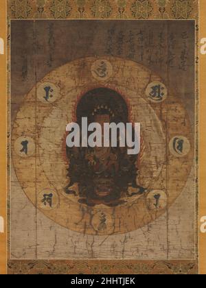 Monju Bosatsu con otto sillabe sacre Sanscrito da metà a fine 14th secolo Giappone Monju (Sanscrito: Manjushri), la Bodhisattva della Sapienza, è seduto su un leone contro un nimbus ovoide orlato con fiamme. Indossa una corona decorata con otto Buddha in miniatura e contiene una spada e un fiore di loto a stelo lungo che sostiene un vajra, un'attrezzatura a punte con origini nelle armi indiane. In altre manifestazioni della bodhisattva, il loto di Monju generalmente supporta una Scrittura buddista, ma qui il vajra è un emblema della saggezza. Monju è circondato da otto sillabe di seme di sanscrito, o synm di espressioni sacre Foto Stock