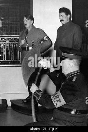 Waxworks of Hitler & Stalin sono minacciati da un membro dello staff di Madame Tussaud, che è anche un ARP Warden, volontario Air RAID Precauzioni Warden, poco dopo lo scoppio della seconda guerra mondiale, raffigurato il 18th ottobre 1939 Foto Stock