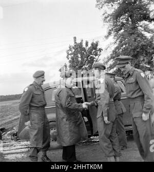 Il primo ministro britannico Winston Churchill ha illustrato la sua visita in Normandia nel nord della Francia, sei settimane dopo gli sbarchi del D-day alleato e l'invasione dei nazisti occuparono la Francia settentrionale nella seconda guerra mondiale.23rd luglio 1944. Foto Stock