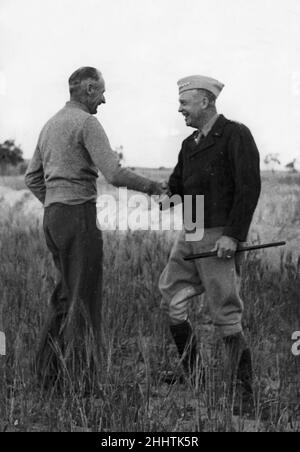 Il generale Eisenhower, comandante in capo degli eserciti alleati in Nord Africa , volò in aereo per visitare il generale Bernard Montgomery presso la sua sede tattica per congratularsi con lui per i suoi recenti successi con l'esercito del 8th. Aprile 1943 Foto Stock