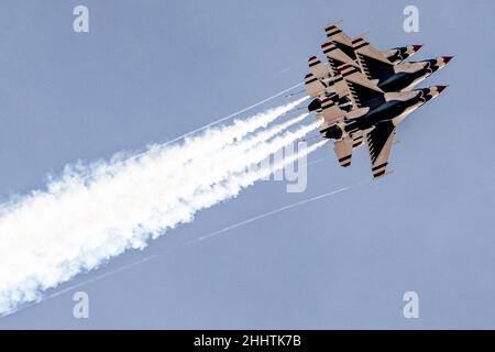 New Mexico, USA. 11th Jan 2022. I Thunderbirds, lo squadrone dimostrativo di volo dell'Air Force, si allenano a fondo durante il primo viaggio di allenamento invernale a Spaceport America, Truth or Consequences, N.M., 11 gennaio 2022 Credit: U.S. Air Force/ZUMA Press Wire Service/ZUMAPRESS.com/Alamy Live News Foto Stock