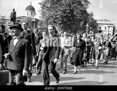 3rd settembre 1939, grandi folle visto qui a Trafalgar Square facendo la loro strada a Downing Street, Whitehall e le Case del Parlamento, come l'ora zero 11am si avvicinò che era il limite di tempo per l'ultimatum per la Germania a scadere. Il primo Ministro Neville Chamberlain ha annunciato poco dopo il 11 che il Grande Brizio aveva dichiarato guerra alla Germania a seguito del rifiuto nazista di ritirarsi dalla Polonia Foto Stock