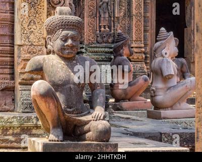 I guardiani in ginocchio tengono sotto controllo l'interno della 'Cittadella delle donne' - Banteay Srei, Cambogia Foto Stock