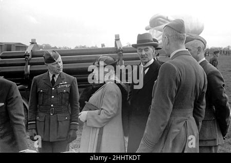 Royal Party a Hook. Mongolfiera con il re e primo ministro Queenand Neville Chamberlain in presenza. Aprile 1939 Foto Stock