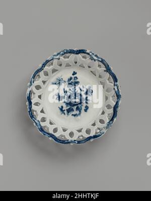 Cestino di frutta aperto ca. 1770–72 prodotto da American China Manufactory questo cestello di porcellana è una delle forme più ambiziose prodotte dalla prima azienda di produzione di porcellana di Bonnin e Morris, a Filadelfia, il secondo produttore di porcellana in America. Essa rivela la straordinaria competenza e ambizione dell'impresa, da cui sono noti solo 19 esempi interi sopravvissuti. I cestini di frutta come questo, e le bancarelle di decapaggio di conchiglie, erano oggetti di lusso, e avrebbero abbellito le tavole laterali e i tavoli da pranzo di alcuni dei coloni più ricchi d’America. Questi oggetti elaborati Foto Stock