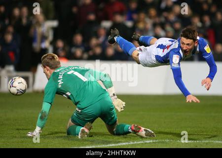 HARTLEPOOL, REGNO UNITO. GENNAIO 25th JAN Hartlepool United Joe Gray fa appello per una penalità dopo aver perso la palla a Charlton Athletic Goalkeeper Craig MacGillivray durante la finale del Trofeo EFL Quarter tra Hartlepool United e Charlton Athletic a Victoria Park, Hartlepool, martedì 25th gennaio 2022. (Credit: Michael driver | MI News) Credit: MI News & Sport /Alamy Live News Foto Stock