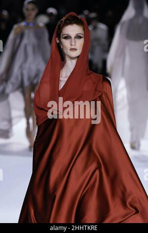 Parigi, Francia. 25th Jan 2022. STEPHANE ROLLAND SS22 Runway durante Haute Couture Primavera Estate 2022 - Gennaio 2022 - Parigi, Francia 25/01/2022 Credit: dpa/Alamy Live News Foto Stock