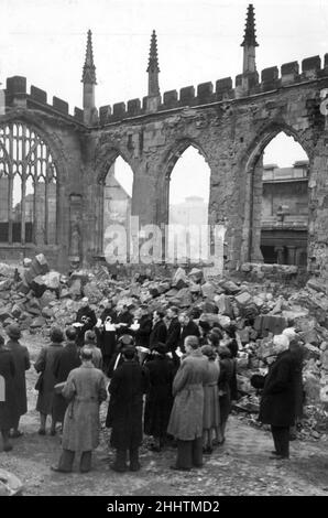 Le folle si riuniscono per un servizio all'interno delle rovine della cattedrale di Coventry dopo che fu distrutta dalla Luftwaffe tedesca in raid aereo sulla città durante la seconda guerra mondiale.15th novembre 1942. Foto Stock