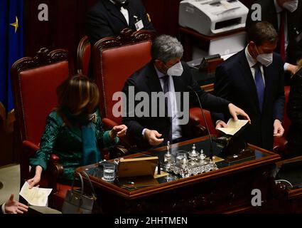 Roma, Italia. 25th Jan 2022. Maria Elisabetta Alberti Casellati (1st L), presidente del Senato Italiano, e Roberto Fico (2nd L), presidente della Camera dei deputati, conterà le votazioni durante il secondo turno di votazioni per eleggere il nuovo presidente italiano a Roma, il 25 gennaio 2022. Martedì in parlamento si è svolta una seconda votazione per l'elezione del nuovo presidente italiano, senza che ciò abbia dato alcun risultato come nel primo turno del giorno precedente. Credit: Alberto Lingria/Xinhua/Alamy Live News Foto Stock