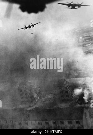Due aerei da bombardamento contro la zanzara De Havilland del RAF No.140 Wing del secondo attacco dell'Aeronautica tattica la sede di Gestapo, ospitata nell'Università di Aarhus in Danimarca durante la seconda Guerra Mondiale. L'aereo è andato all'attacco a zero piedi, un pilota che va così basso che ha colpito parte dell'Università e ha restituito con un ago motore fibbciato. Il bombardamento era accurato e l'obiettivo è stato distrutto. La Royal Air Force, dopo la seconda guerra mondiale, punta al raid di Aarhus come il più riuscito nel suo genere durante la guerra. 31st ottobre 1944. Foto Stock