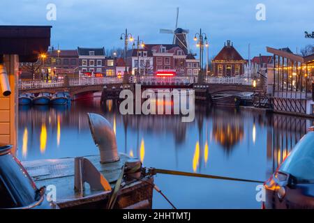 Night Leiden canale con Blauwpoortsbrug ponte e Windmill De Valk, South Holland, Paesi Bassi. Foto Stock