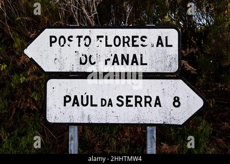 Vecchie e meteo indicazioni vicino a Fanal, Madeira, che mostrano le indicazioni per “posto Florestal do Fanal” e “Paul da Serra” Foto Stock