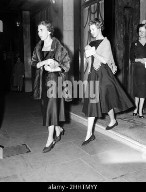 La principessa Margrethe lascia Clardige con sua madre la regina Ingrid di Danimarca. 19th settembre 1955. Foto Stock