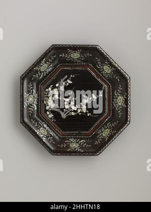 Piatto con susina fiorente e Uccelli 14th secolo Cina prugne fiorite e uccelli, forse maggini, un tema popolare nel concatenamento e nella poesia della dinastia Song del Sud (1279–1368), sono stati intesi come porti di primavera, perché la susina è uno dei primi fiori a comparire come fine inverno. Questa raffigurazione dei fiori di prugne, che vanno dalle gemme ai fiori pieni, deriva dall'influente Manuale della somiglianza dei fiori di prugne (Meihua xishen pu), scritto dall'artista Song Boren a metà del XIII secolo, che discute e illustra le diverse fasi della vita di questo delicato fiore Foto Stock