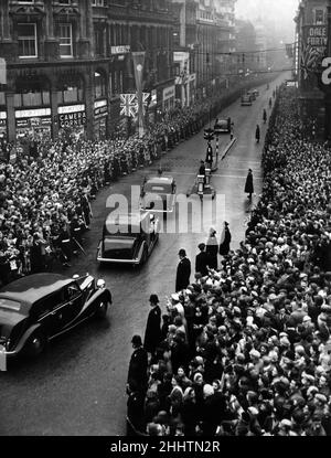 La Regina Elisabetta II e il Principe Filippo visitano Birmingham, West Midlands. Nella foto, le auto reali partono da New Street. 3rd novembre 1955. Foto Stock