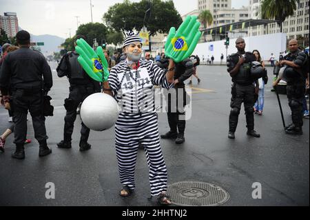 Il protester indossando Lula da Silva il costume del prigioniero del presidente in occasione della Giornata dell'Indipendenza Brasiliana. Sostenitori del partito di estrema destra Foto Stock