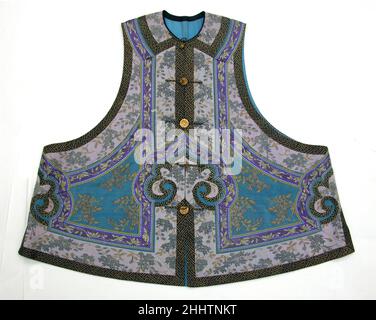Sleeveless Jacket with Flowering Vine Pattern and Bands fine 19th–inizio 20th secolo Cina l'elaborato banding ai bordi di questo indumento è tipico di abbigliamento da donna cinese del tardo diciannovesimo e inizio ventesimo secolo. Le forme particolarmente complesse viste al centro fronte e ai lati sono qui utilizzate come motivo di disegno indipendente, ma in tempi precedenti, quattro di tali lobi costituivano il modello 'colletto nuvoloso', che decorava la parte superiore degli indumenti. Giacca senza maniche con motivo a vite fiorente e bande. Cina. Fine 19th–inizio 20th secolo. Tappezzeria di seta (kesi). Costumi-Tapestr Foto Stock