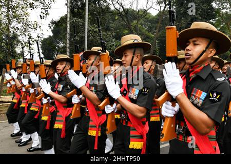 24 gennaio 2022, kolkata, Bengala Occidentale, India: Soldati indiani marciano durante la prova di vestito completo per la prossima sfilata della Repubblica di Kolkata (Credit Image: © Sudipta Pan/Pacific Press via ZUMA Press Wire) Foto Stock