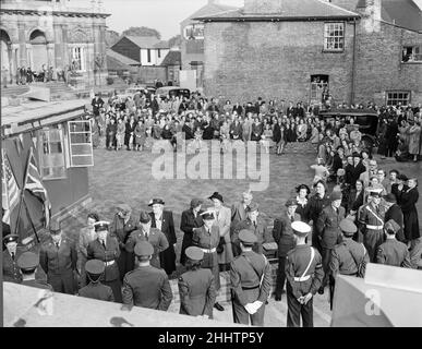 Il Segretario degli Esteri Anthony Eden ha aperto il Club dei servizi anglo-americani e alleati a Castle Hill, Cambridge. Nel 1951 il consiglio comunale è stato avvicinato dal Servizio volontario delle Donne con l'obiettivo di fornire il sito per il club. Nell'anno passato molto lavoro era stato fatto dal W.V.S. insieme con l'assistenza preziosa dell'aeronautica degli Stati Uniti e del Ministero dell'aria. Il club sarà aperto ogni sera durante la settimana e, ha detto Eden, attirerà gli uomini del servizio americano dalle attrazioni dei loro campi in modo da poter imparare quali sono gli animali straordinari inglesi. La nostra foto mostra: Ho Foto Stock