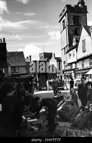 Piazza del mercato di St Albans, scena di trambusto e attività domestica dopo anni di storia frenetica. 23rd luglio 1947. Foto Stock