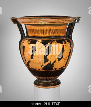 Colonna-krater in terracotta (ciotola per mescolare vino e acqua) ca. 460 a.C. attribuito al pittore orchard obverse, Hermes e Poseidone perseguono womenReverse, giovani tra due donne, una con un torchLe evasazioni amorose degli dei greci sono soggetti familiari sui vasi. La rappresentazione sul retro è più sobria; la torcia indica l'ora del giorno. Entrambe le scene sono direttamente pertinenti al simposio, dove il vaso sarebbe stato utilizzato. Colonna-krater in terracotta (ciotola per mescolare vino e acqua) 247313 Foto Stock