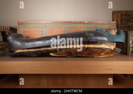 Mummia di una donna chiamata Nefthys ca. 1961–1878 a.C. Regno di mezzo i resti umani mummificati di Nefthys furono sepolti in un corredo di bara che comprendeva una bara rettangolare esterna di legno (11,150,15 a) e una bara interna a forma di mummia (11,150,15 b) fatta di cartoni (strati di lino con intonaco). Sulla bara esterna è il suo nome e il suo titolo 'figlia di Ayor', ma entrambi sono un'aggiunta successiva, che indica che la bara è stata originariamente fatta per un'altra persona. La bara interna contiene ancora i resti umani avvolti di Nefthys. Le TAC mostrano il corpo di una donna adulta con le braccia estese e. Foto Stock