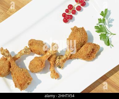 Cosce di quaglia fritte con frutta rossa Foto Stock