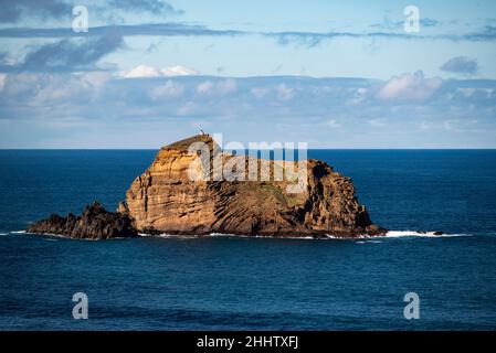Vista panoramica della “Ilheu Mole”, l’isola del faro sulla costa di Porto Moniz, Madeira, Portogallo Foto Stock