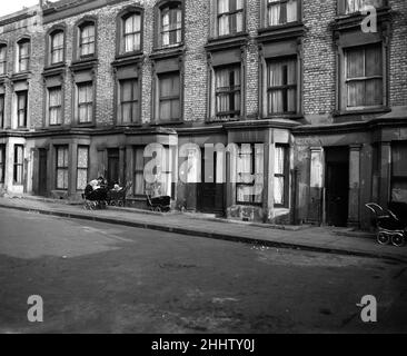 Una visione generale di Rillington Place a Londra occidentale dove al numero 10 sono stati trovati i corpi di quattro donne. Fu in questa casa che Giovanni Christie aveva vissuto e spostato fuori durante marzo 1953, subito dopo i corpi di tre delle sue vittime sono stati scoperti nascosti in un alcova in cucina. Il corpo di sua moglie è stato trovato sotto i pavimenti della stanza anteriore. 25th marzo 1953. Foto Stock