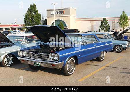 Auto- 1964 Chevrolet Impala. Blu. Auto a Kettering Sabato notte crociera-in. Dorothy Lane e Woodman Drive, Kettering Towne Center, Kettering, dayto Foto Stock