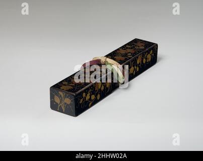 Scroll Box (Jikumono-bako) con le erbe paulownia e autunnali del Giappone dei primi anni del 17th secolo nel periodo di Momoyama (1573–1615), un nuovo stile di decorazione laccata sviluppato a Kyoto. Prende il nome dal tempio di Kōdaiji e si è dedicato ai gusti del Signore della guerra Toyotomi Hideyoshi (1537–1598) per mobili e oggetti di arredamento decorati in oro. Utilizzando diverse tecniche relativamente semplici, gli artigiani concepirono disegni innovativi e audaci che non richiedevano complicati sottodisegni e consentivano loro di coprire grandi superfici in tempi brevi. I design di questa scatola di scorrimento sono eseguiti in flat go Foto Stock