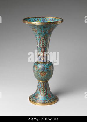 Vaso da un set di cinque pezzi altare set (Wugong) 18th secolo Cina cloisonné è la tecnica di creare disegni su vasi metallici con pasta di vetro colorato posto all'interno di recinti in rame o fili di bronzo, che sono stati piegati o martellato nei modelli desiderati. Noti come cloison (francesi per 'divisori'), i contenitori sono generalmente incollati o saldati sul corpo metallico. La pasta di vetro, o smalto, che prende il colore dagli ossidi metallici, è verniciata nelle aree contenute del disegno. Il recipiente viene solitamente cotto a una temperatura relativamente bassa, circa 800 gradi Celsius Foto Stock