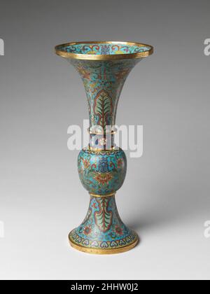 Vaso da un set di cinque pezzi altare set (Wugong) 18th secolo Cina cloisonné è la tecnica di creare disegni su vasi metallici con pasta di vetro colorato posto all'interno di recinti in rame o fili di bronzo, che sono stati piegati o martellato nei modelli desiderati. Noti come cloison (francesi per 'divisori'), i contenitori sono generalmente incollati o saldati sul corpo metallico. La pasta di vetro, o smalto, che prende il colore dagli ossidi metallici, è verniciata nelle aree contenute del disegno. Il recipiente viene solitamente cotto a una temperatura relativamente bassa, circa 800 gradi Celsius Foto Stock