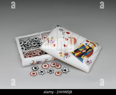 Box con ottantuno contatori di gioco ca. 1760 Meissen Manufactory German il gioco di carte l’Hombre fu un passatempo alla moda nel XVIII secolo, e speciali scatole furono create presso la manifattura di porcellana Meissen per contenere i banchi necessari. Cinque carte da gioco decorano il coperchio; quella in alto, che rappresenta il Re dei cuori, si basa su un mazzo di carte francesi fatto per il mercato tedesco da Claude Valentin di Lione circa 1650. Per l'Asso delle Spicche, il pittore usò una carta originale recante il timbro fiscale sassone che fu imposto a tutte le carte da gioco importate. I diversi contatori erano st Foto Stock