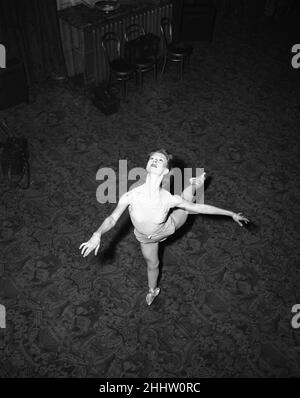 Moira Shearer, Lady Kennedy, ballerina e attrice, raffigurata la prova alla Royal Opera House di Londra, martedì 3rd febbraio 1953. Ballerina, Moira Shearer, 27 si sta preparando per la sua prima apparizione pubblica (dal settembre 1951), Moira ha avuto una figlia lo scorso agosto. Foto Stock