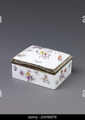 Snuffbox ca. 1760 Tedesco, Meissen la scatola è strettamente legata sia nella decorazione esterna che interna ad una nel Kunstindustrimuseum, Copenhagen, e i dipinti, anche se diversi nel soggetto, sembrano essere della stessa mano. Una scatola madre-di-perla tedesca e avorio di circa 1750 a Waddesdon Manor, Buckinghamshire, è dipinta all'interno del coperchio con una scena allegorica di carattere simile, anche probabilmente dallo stesso artista. Gli originali delle due scene allegoriche, che stilisticamente puntano ad un solo pittore, non sono identificati. Snuffbox 460479 Foto Stock