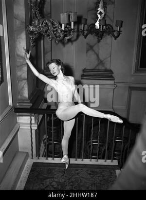 Moira Shearer, Lady Kennedy, ballerina e attrice, raffigurata la prova alla Royal Opera House di Londra, martedì 3rd febbraio 1953. Ballerina, Moira Shearer, 27 si sta preparando per la sua prima apparizione pubblica (dal settembre 1951), Moira ha avuto una figlia lo scorso agosto. Foto Stock