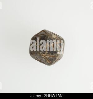 Ventidue muoiono (icosahedron) con facce inscritte con lettere greche 2nd secolo a.C.–4th secolo d.C. periodo tolemaico–periodo romano Un certo numero di dadi poliedrici realizzati in vari materiali sono sopravvissuti al periodo ellenistico e romano, solitamente dall'antico Egitto quando noto. Molti sono presenti nelle collezioni egiziane o greche e romane del Museo. Il icosaedro – poliedro a 20 lati – è frequente. Il più delle volte ogni faccia del dado è inscritta con un numero in greco e/o latino fino al numero di facce sul poliedro. Nulla di specifico circa l'uso di questi poliedri è conservato, s Foto Stock