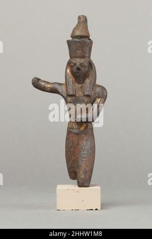 Horus che uccide un'antilope, una lancia e un'antilope (?) Mancante 945–332 a.C. terzo periodo intermedio–tardo periodo elaborato, questa statua rappresentava in origine Horus Striding e Spearing di un animale, sia che si tratti di uno stambecco come il bronzo 45,2.11, di un coccodrillo, o di un ippopotamo.questa è una statua fine, estesamente intarsiata e indossando un cosiddetto forno divino con un bordo anteriore diritto inferiore. Horus che uccide un'antilope, una lancia e un'antilope (?) mancante 570677 Foto Stock