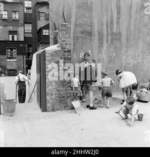 Parco giochi per bambini in una vasca d'acqua statica nella città di Westminster, Londra. 6th agosto 1954. Foto Stock